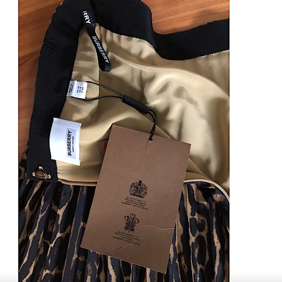 BURBERRY Pleated Midi Skirt With Leopard Print Motif In Black - Picture 8 of 16
